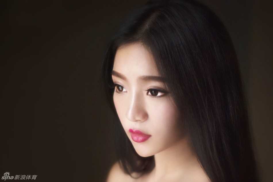 在赛场明亮的光线下，这位篮球宝贝身穿清凉的运动背心，对着手机镜头自信自拍。她凹凸有致的身材曲线一览无余，马甲线隐约可见，展现出长期锻炼的健康美感。