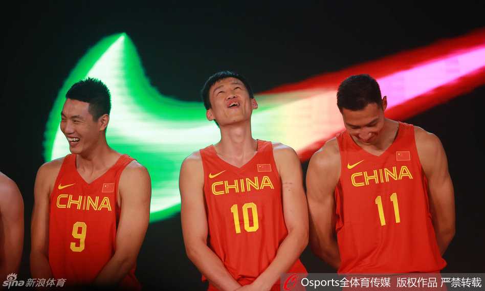 老将陈楠在队友的簇拥下出场，这位妈妈级球员的回归像定海神针一样稳住了军心，她与年轻队员们手挽手，传递着薪火相传的力量。