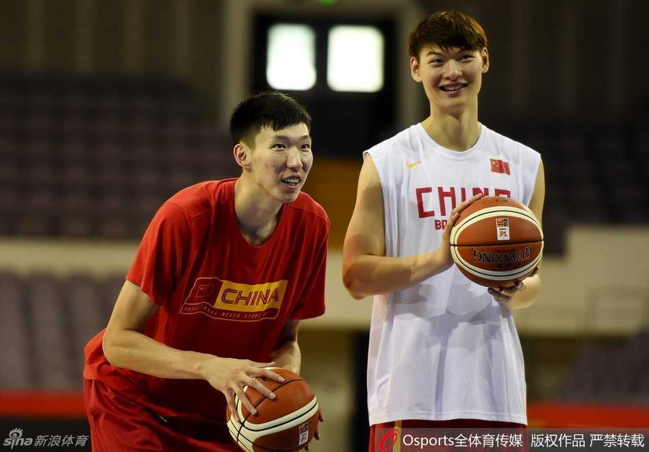 贾诚和赵大鹏在训练中进行激烈的身体对抗，表情专注，全力以赴争取留队名额