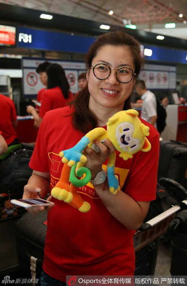 高颂在合影时用手揉着眼睛，脸上带着一丝长途旅行前的疲惫。连续的集训和热身赛让身体有些透支，但为了里约的梦想，她依旧精神饱满地踏上了征程。