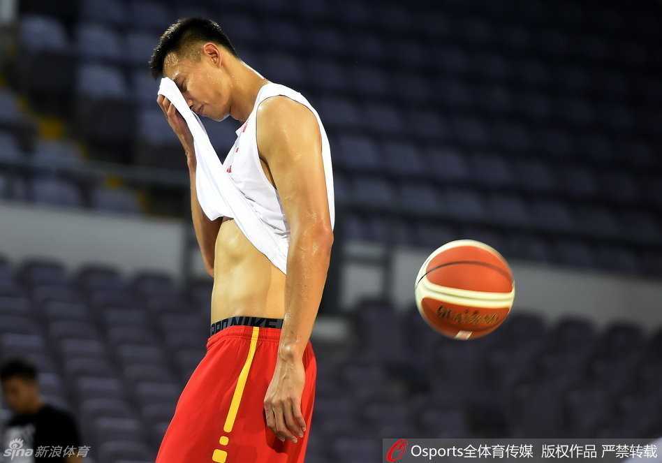 特写镜头下，易建联腿部的肌肉线条如同刀刻一般，青筋暴起，汗珠正顺着紧绷的皮肤缓缓滑落，彰显着这位男篮一哥钢筋铁骨般的意志。