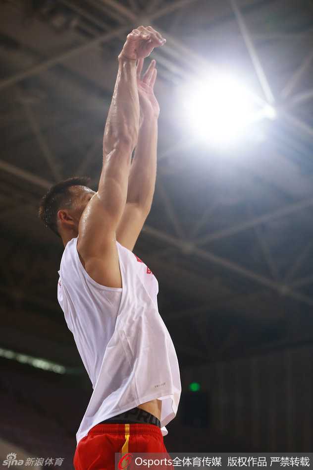 郭艾伦手握篮球，目光坚定地望向远方，眼中闪烁着对即将到来奥运赛场的渴望与一丝年轻人特有的不羁。