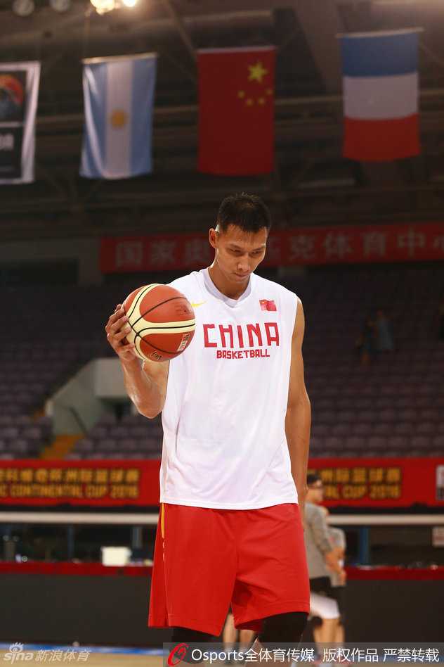 镜头前，主教练宫鲁鸣手持话筒，神色严肃而又充满期待地对着镜头侃侃而谈，他的身后是正在拉伸的队员，这一刻的交流承载着奥运的战术部署。