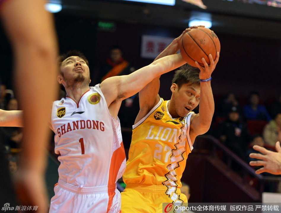 山东队防守悍将睢冉如同猎豹般紧贴对手，目光如炬，寸步不让，上演了一场令人窒息的贴身盯防。