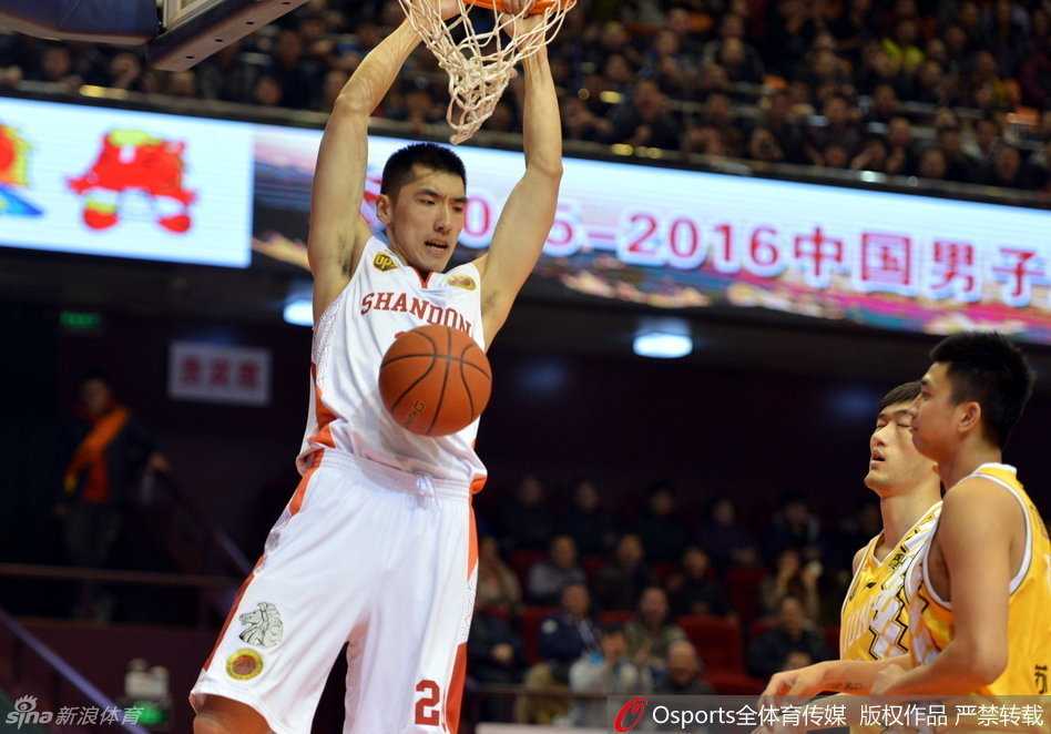 浙江队球员张大宇奋力扑防，却无奈扑空，身体失去平衡，目送篮球从指尖滑过。
