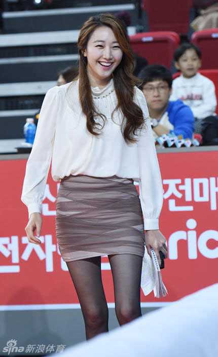 金世熙在网络撩粉的瞬间，眼神灵动，动作俏皮，展现出她充满亲和力的一面