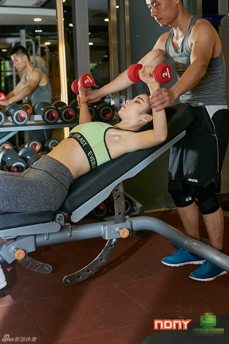 AJ侧身展示腰部线条，清晰的马甲线与背部肌肉形成鲜明对比，腰部迷人的窝槽彰显着极低的体脂率。