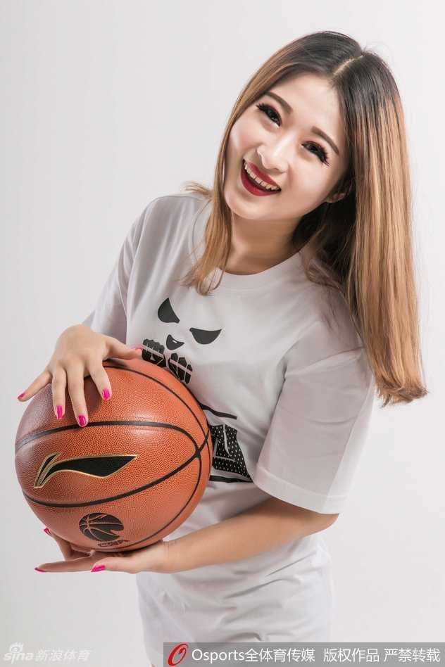 金强篮球宝贝靓丽写真 战靴闪耀助威蜀中健儿 排排坐的宝贝们对着镜头绽放甜美笑容,整齐伸出的美腿和战靴成为焦点,青春的气息扑面而来。