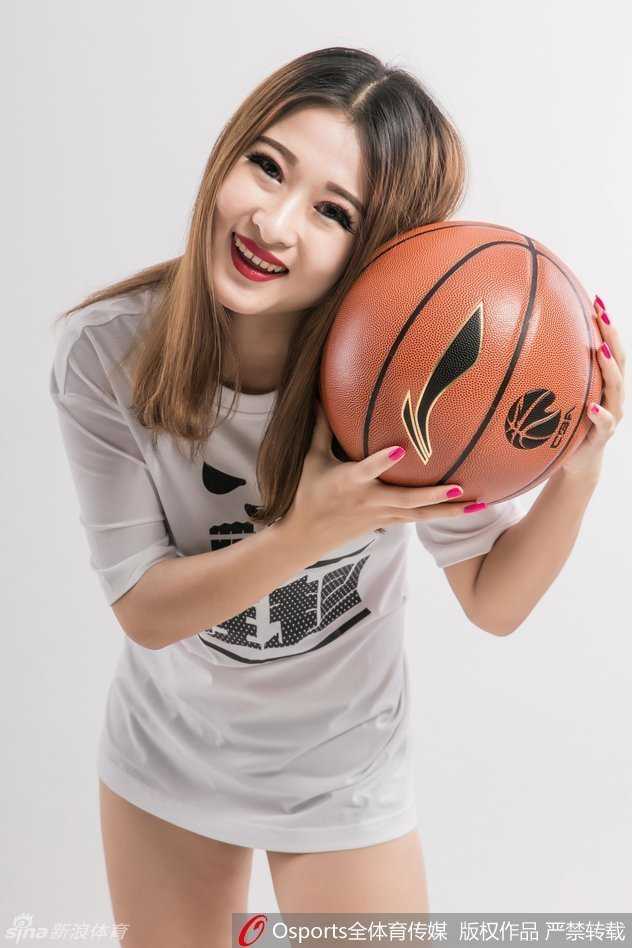 金强篮球宝贝靓丽写真 战靴闪耀助威蜀中健儿 这位宝贝侧身回眸,高马尾尽显俏皮,而她脚下的战靴在灯光下熠熠生辉,仿佛已准备好与球队一同冲锋陷阵。