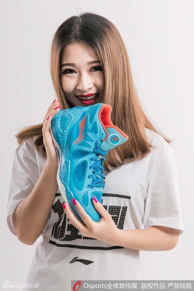 金强篮球宝贝靓丽写真 战靴闪耀助威蜀中健儿 合影中,宝贝们簇拥在一起,青春洋溢。那一双双醒目的战靴,在这一刻不仅是舞蹈的道具,更是她们为四川金强呐喊助威的坚定誓言。