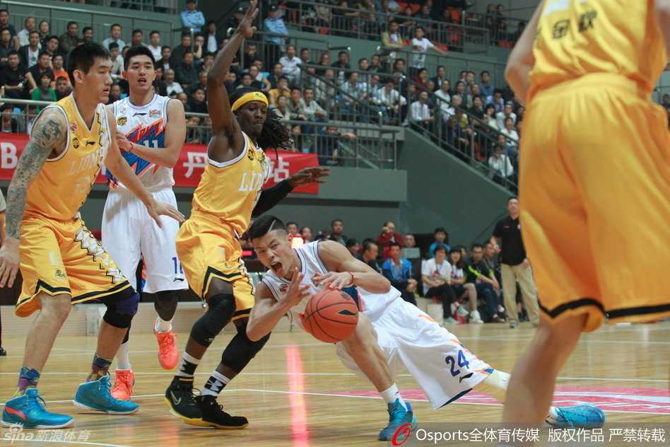 双方球员在篮下为争夺篮板球绞杀在一起，无数只手同时伸向篮球，肌肉碰撞的闷响仿佛穿透了画面，比赛的激烈程度可见一斑。