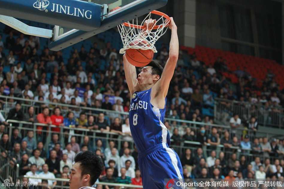 上海队内线巨塔双手暴扣，篮球架被他砸得嗡嗡作响，身旁的广厦防守球员只能无奈仰望，这一刻他就是篮下的绝对霸主。