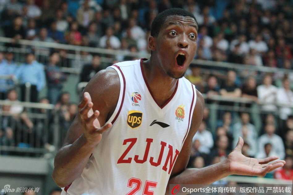 广厦队核心后卫在人缝中灵巧穿越，他像一条游龙般穿梭于上海队的多人包夹之间，用一记飘逸的跳投为球队艰难取分。