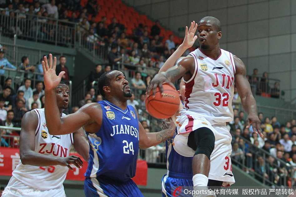 江苏队外援在三人围剿下强行上篮，身体在空中完全舒展，仿佛展翅的雄鹰，用指尖将篮球轻柔地送入篮筐。