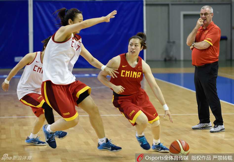 鏖战南特,剑指里约:回望马赫与女篮铁军的落选赛冲刺时刻 队员们迅速围绕在主帅马赫身边,孙梦然、邵婷等主力队员俯身倾听,马赫则弯着腰用手势比划着刚刚训练中出现的问题,要求大家立即改进。