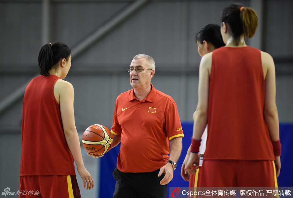 鏖战南特,剑指里约:回望马赫与女篮铁军的落选赛冲刺时刻 在法国南特战胜白俄罗斯队获得奥运资格后,中国女篮的姑娘们在场边露出笑容,紧张的备战终于换来胜利的果实,这一刻所有的严肃与汗水都化为了喜悦。