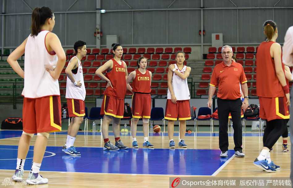 鏖战南特,剑指里约:回望马赫与女篮铁军的落选赛冲刺时刻 内线球员孙梦然在低位接球后遭遇包夹,她冷静地将球举过头顶,寻找外线插上的邵婷,准备进行一次内外线的默契配合。