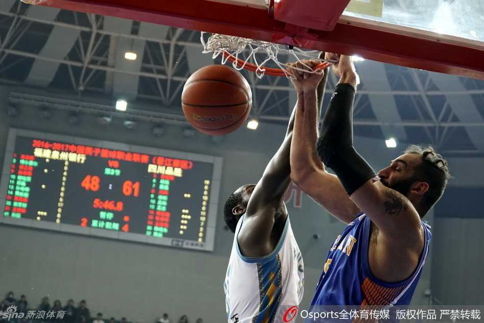 哈达迪双臂挂框完成雷霆万钧的双手暴扣，整个篮架都在他的重量下震颤，彰显着篮下绝对的统治力。