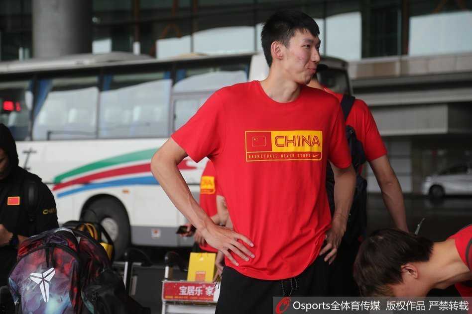 郭艾伦身穿休闲装推着行李车走出通道，表情搞怪地与队友说笑，仿佛在讲述着拉练期间的趣事。