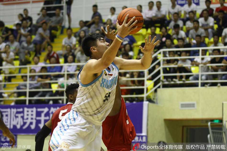 阿不都沙拉木犹如灵动的游侠，在人群中穿梭，寻觅着那稍纵即逝的进攻良机。