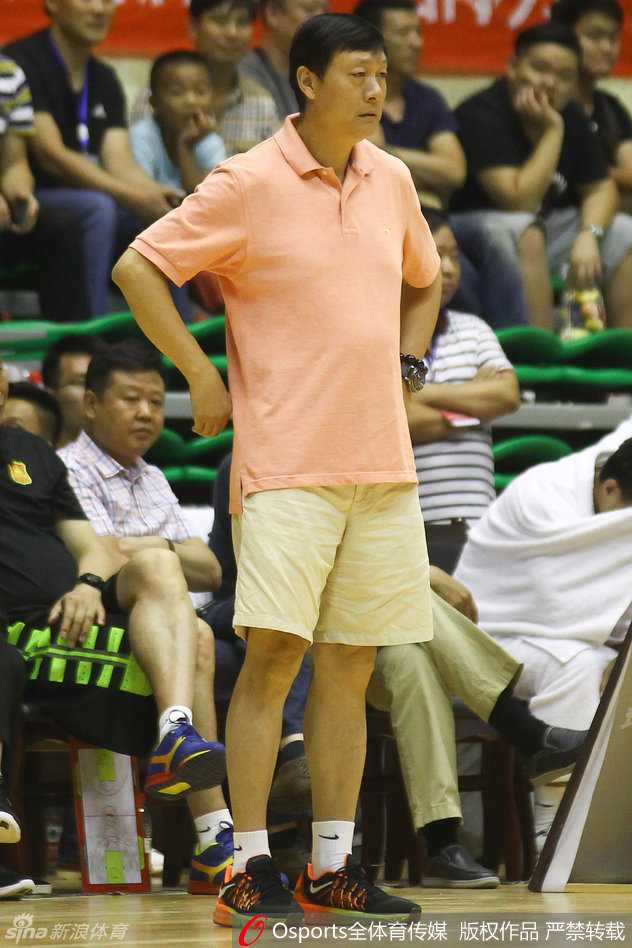 王子瑞沉稳地控球过半场，用清晰的手势调度着全队的进攻节奏，宛如球场上的大脑。