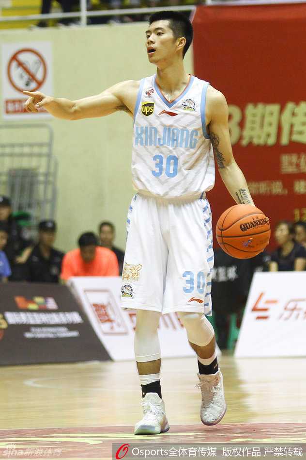 新疆球员飞身而起，无所畏惧地冲击着美国联队的篮下防线，只为将那该死的篮球送入篮筐。