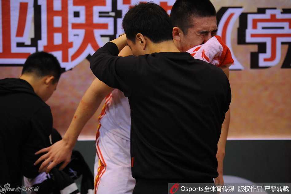 赛场上，付豪在队友的搀扶下缓缓起身离场，他的白色球衣上血迹斑斑，地板上也留下了触目惊心的血痕，展现了竞技体育残酷而又真实的一面。