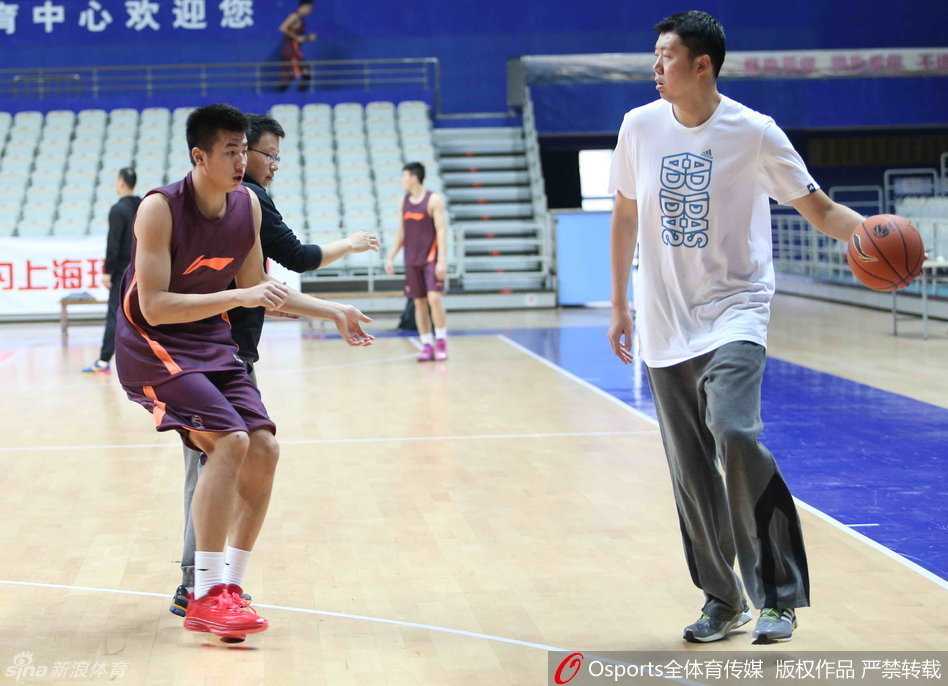 马克希尔在训练中咧嘴大笑，健壮的手臂搭在队友肩上，全然没有大牌外援的架子