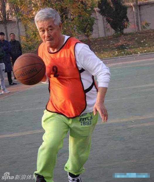 赵本山与爱徒大鹏在球场上的自拍合照，本山大叔戴着发带和护具站在后面，笑容满面，师徒情深溢于言表