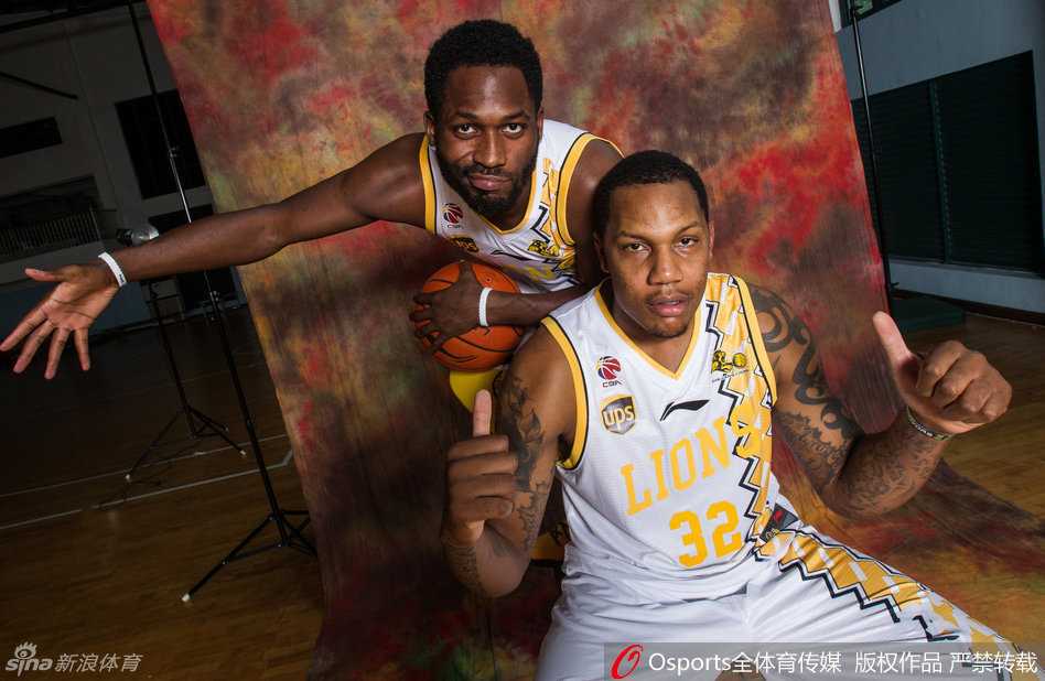 年轻球员胡金秋与赵岩昊在场边聆听教练指导，眼神中充满对进步的渴望，他们是广厦未来的希望之星。