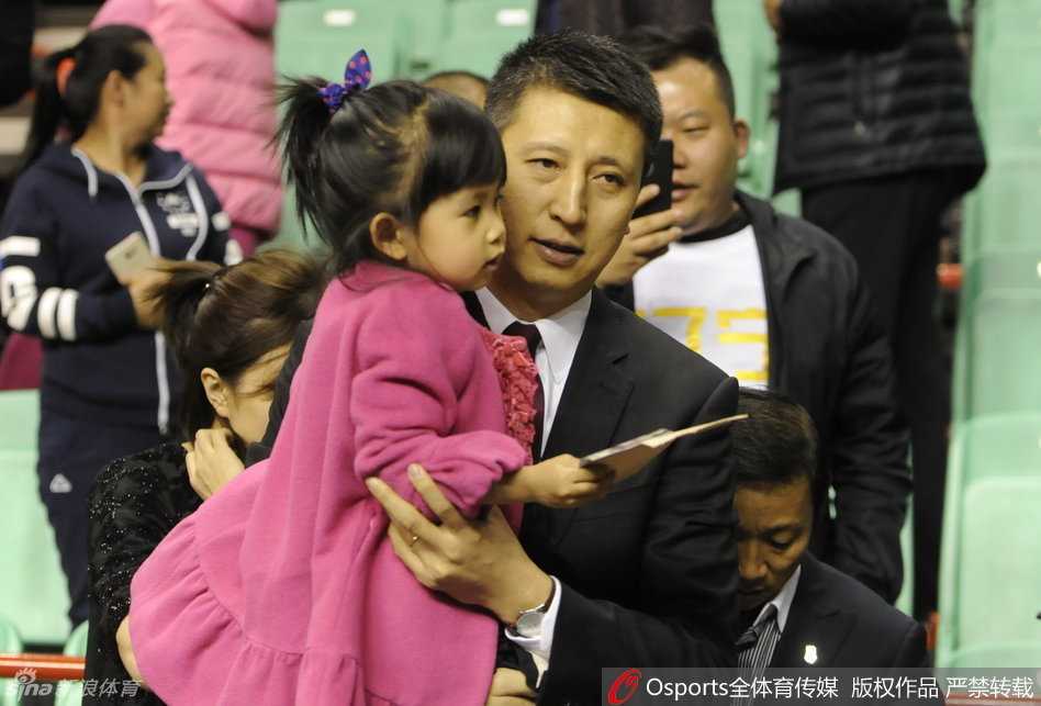 赛场硝烟未散尽，郭士强紧抱爱女步入球员通道，眼神中满是卸下重担后的慈爱与温柔。