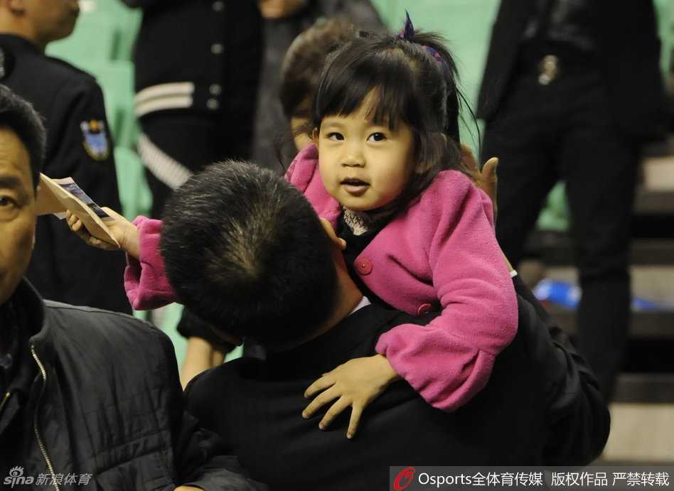 怀里的小家伙紧紧搂着爸爸的脖子，郭士强则低头轻语，这一刻他不是统帅千军的主帅，只是一个哄娃归家的普通父亲。