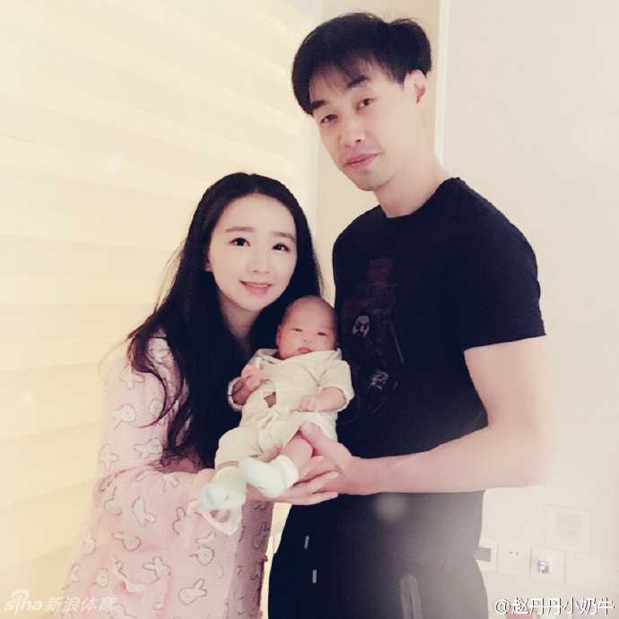 赵丹丹镜头下的孟达，正专注地给女儿喂奶，妻子配文鼓励：奶爸学习中，给个好评哦亲。