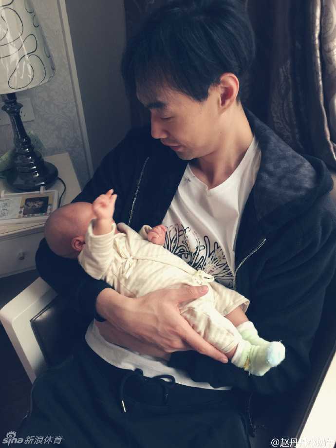 孟达怀抱着熟睡的女儿，脸上写满了初为人父的喜悦与责任，仿佛抱着全世界最珍贵的宝贝。