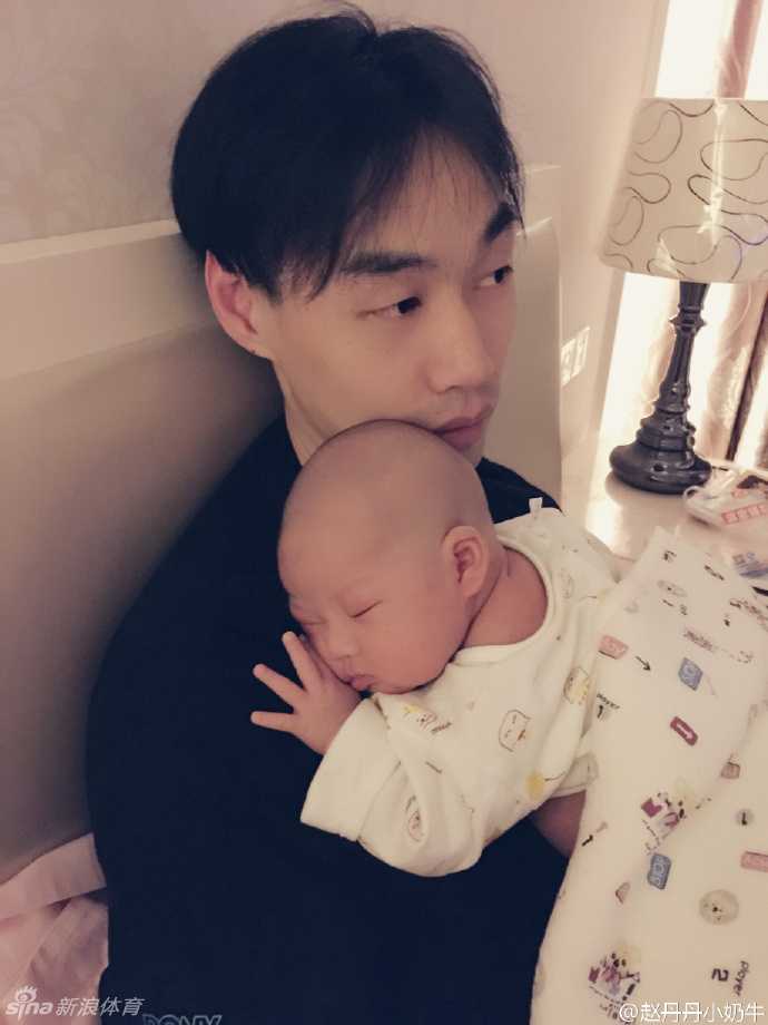 可爱的女儿是小家庭的中心，孟达与赵丹丹看着她熟睡的模样，相视一笑，眼中满是对未来的憧憬。