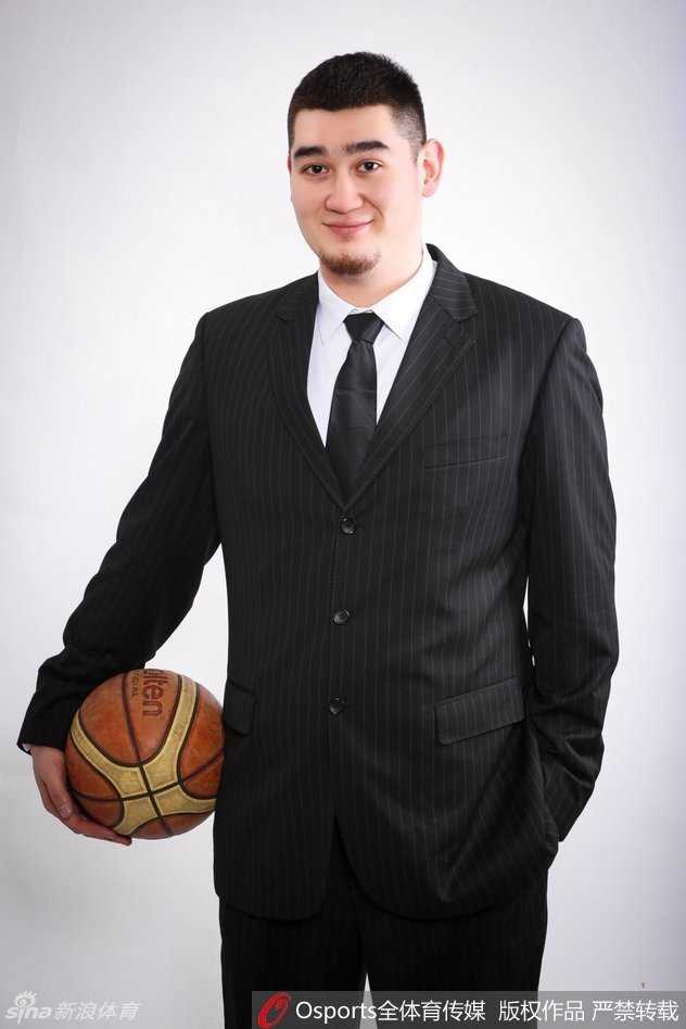 身形高大的买尔丹身着剪裁得体的帅气西装，与身穿洁白婚纱的新娘在篮球场边深情对视，眼神里满是宠溺。