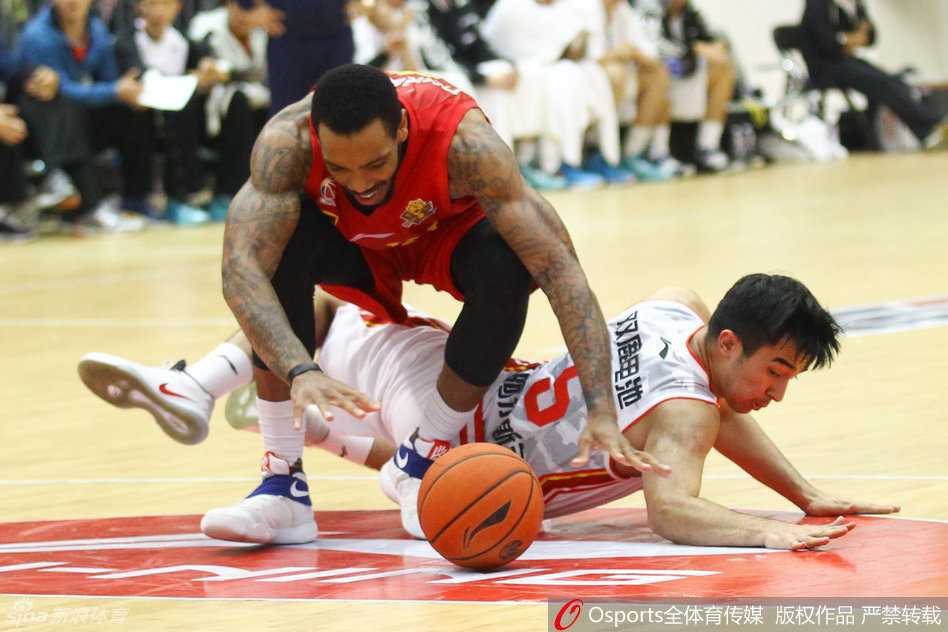 八一队后卫肖剑面对吉林队的严防死守，侧身护住篮球，冷静寻找转瞬即逝的传球空当。