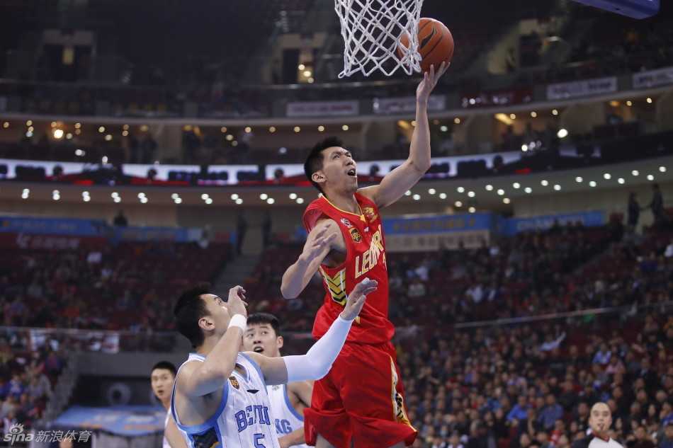 铁血战场 巅峰对决 见证CBA英雄的荣耀与不屈 孙悦凭借出众的臂展和敏锐的防守嗅觉,从弱侧及时杀出,在对手即将出手的瞬间完成了一次精彩的补防封盖,将球队的防线扩展到了极致。