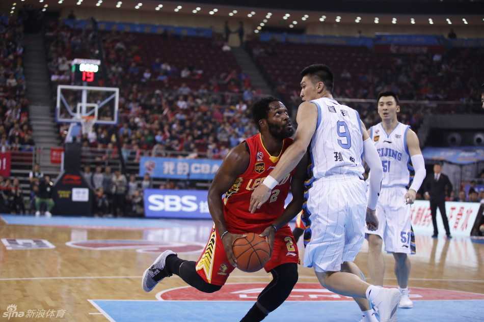 铁血战场 巅峰对决 见证CBA英雄的荣耀与不屈 北京队核心马布里在进攻时间所剩无几的情况下,面对比自己更高更壮的防守者,依然选择相信自己的节奏,坚决地运球寻找那一线生机,准备完成这次关键的单打。