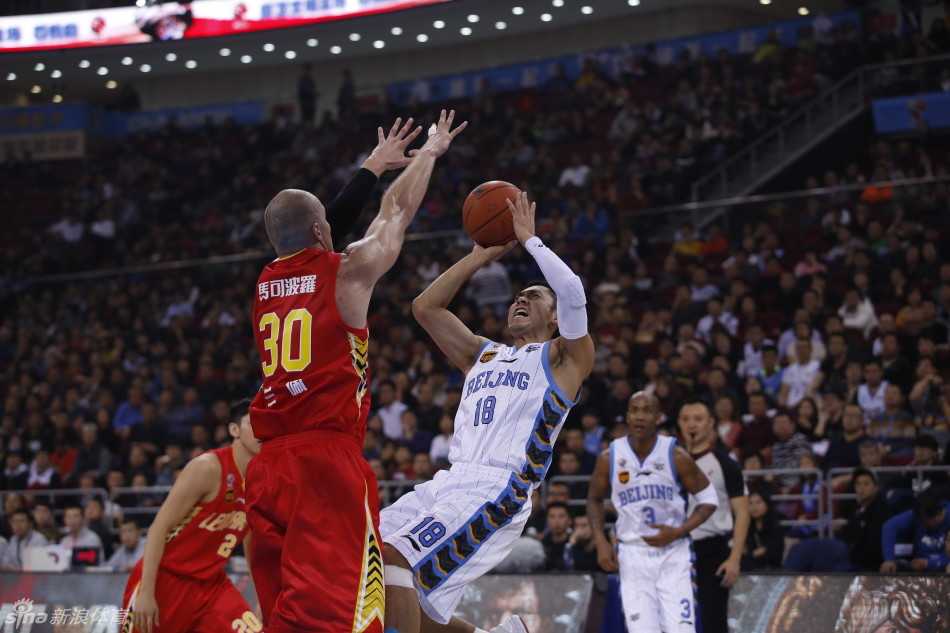 铁血战场 巅峰对决 见证CBA英雄的荣耀与不屈 帕克犹如一道黑色闪电,凭借劲爆的身体素质强行突入禁区,即使面对多人包夹与拉拽,他的眼中也只有篮筐,展现出顶级外援超强的个人攻击能力。