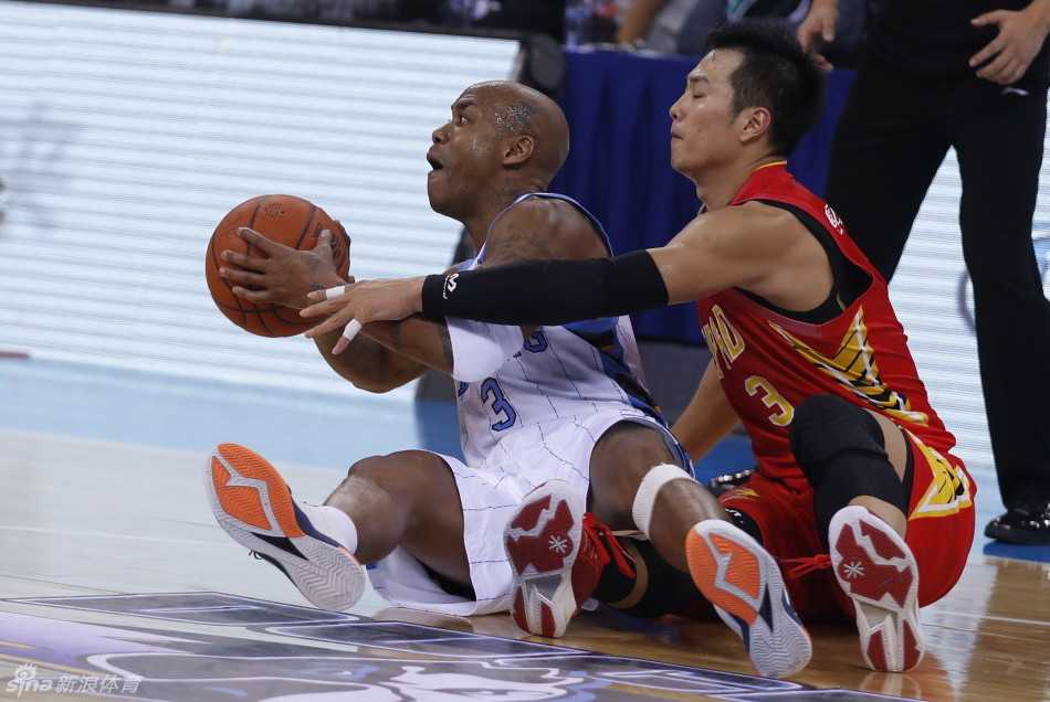 铁血战场 巅峰对决 见证CBA英雄的荣耀与不屈 篮下瞬间成为肌肉森林的战场,双方内线球员在极小的空间内互不相让,手臂缠绕,肌肉紧绷,为了一个篮板球或一个有利的进攻位置展开最原始的力量博弈。