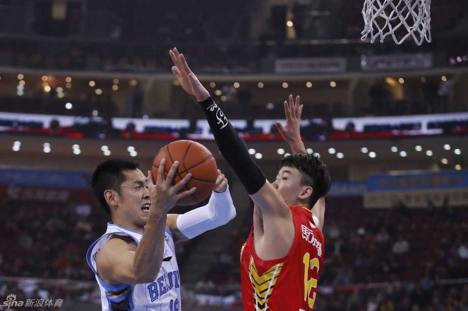 铁血战场 巅峰对决 见证CBA英雄的荣耀与不屈 “张三疯”张庆鹏在外线觅得良机,即使防守者近在咫尺,他依然眼神坚毅,在电光火石间完成这记高难度的三分出手,篮球划破空气,直奔篮筐而去。