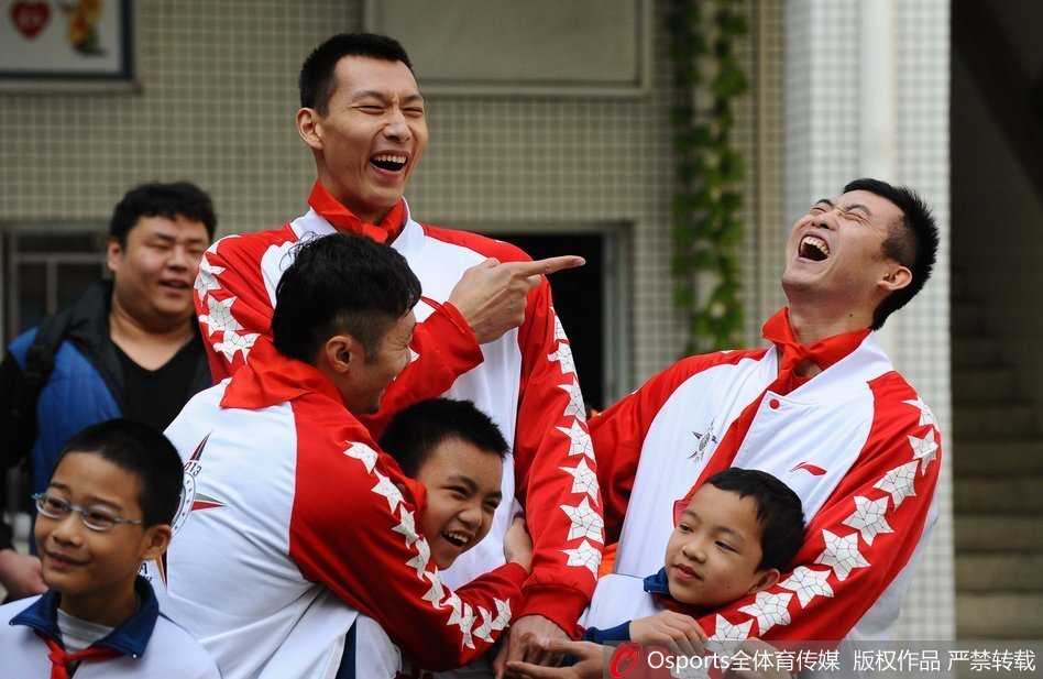 或许是一次旅途中的偶遇，或许是特意安排的相聚，两人在异国他乡的街头留下合影，背景虚化，焦点是两人之间无需言语的默契。