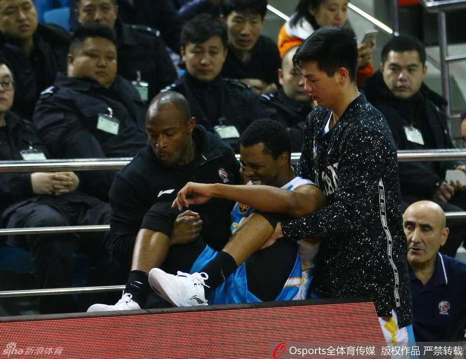 身披天津队战袍的特尔费尔在CBA赛场上急速突破，尽管身形并不高大，但他凭借闪电般的速度和扎实的控球，一次次撕开对手的防线，展现出纽约街球王的独特风采。