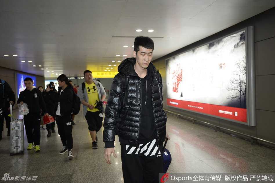 铁血柔情与创可贴的印记:辽篮三将成都归队记 走出机场通道的郭艾伦面对镜头,尽管表情略显疲惫,但眼神中透露出一股不服输的倔强,身后是紧紧跟随的安保和涌动的人潮。