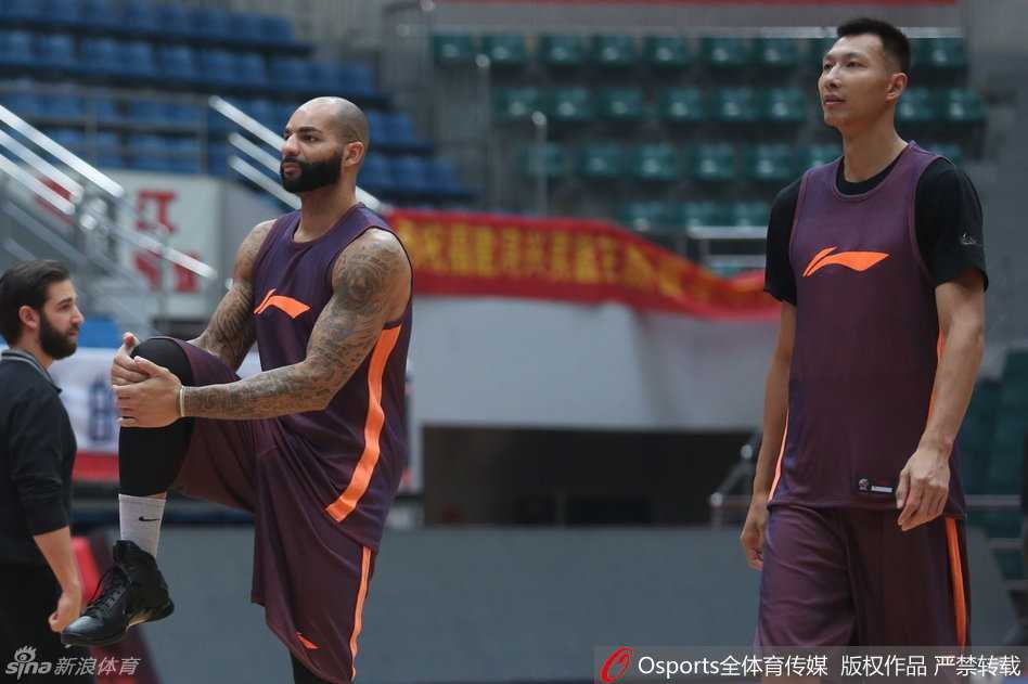 铁血柔情广东魂:赛前训练场上的坚守与传承 灯光下的易建联正全神贯注地进行投篮训练,眼神如炬,每一次出手都仿佛在打磨季后赛的致命武器。