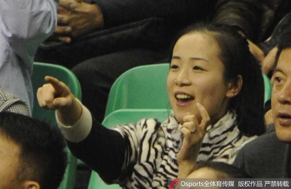 看台上的郭士强妻女激动地站起身，为辽宁队一次精彩的进攻配合鼓掌叫好。她们脸上绽放出灿烂的笑容，仿佛自己也是这胜利的一部分。