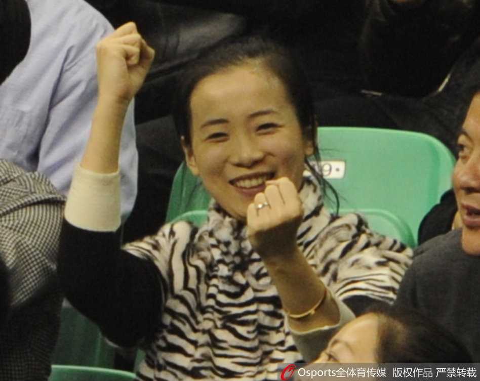 郭士强的小女儿紧紧依偎在妈妈身边，手中拿着助威棒，稚气的脸上写满了专注。从小耳濡目染，她或许已经懂得爸爸工作的意义，用最纯真的方式为球队加油。