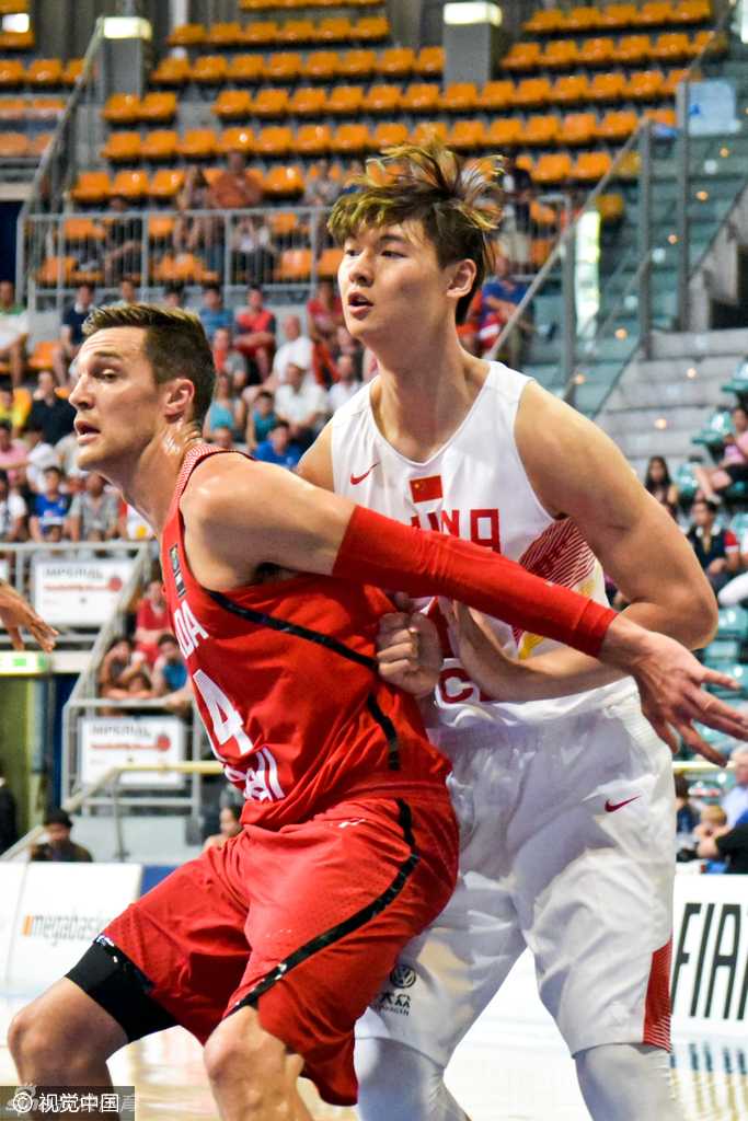 宫鲁鸣指导在场边神情专注，正用手势向周琦面授机宜，眼神里满是对弟子的严格与期许。