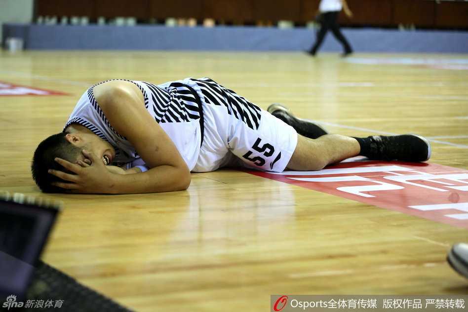 铁血硬汉韩德君赛场血染风采 鼻骨断裂不改擎天柱本色 伤势严重无法继续比赛的韩德君,最终在工作人员的陪同下,用毛巾捂着仍在渗血的鼻子,缓缓走向更衣室,留给全场一个令人心疼又肃然起敬的背影。